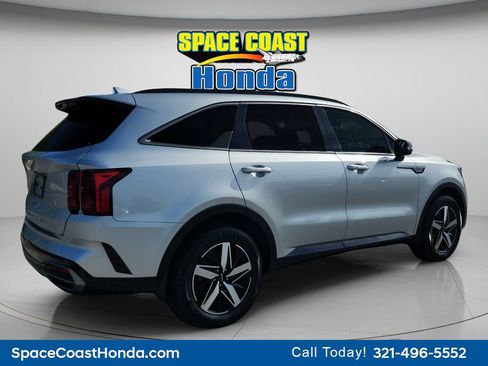 Used 2022 Kia Sorento S FWD image 3