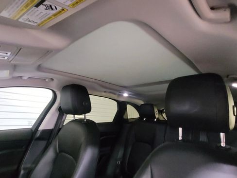 Used 2018 Jaguar F-PACE image 26