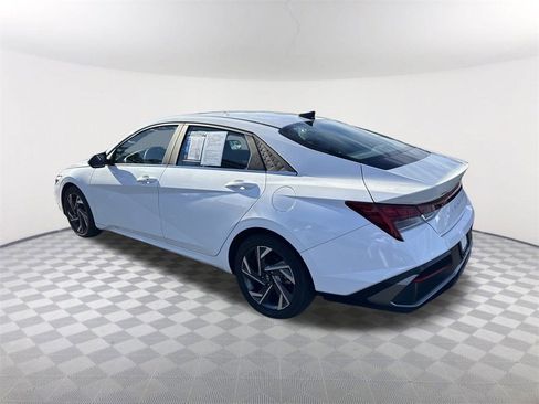 Used 2024 Hyundai Elantra SEL w/ Convenience Package image 7
