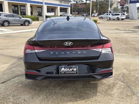 Used 2023 Hyundai Elantra SEL w/ Preferred Accessory Package image 25