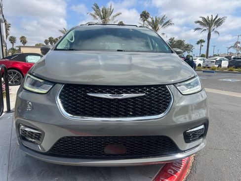 Used 2022 Chrysler Pacifica Touring-L FWD image 9