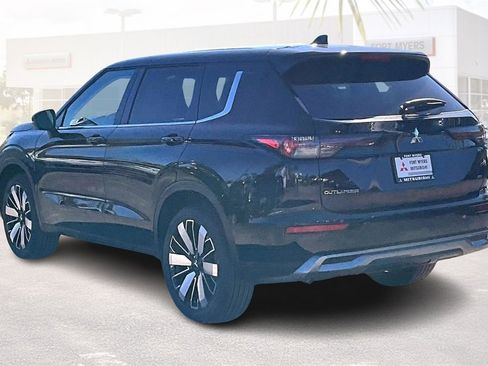 New 2025 Mitsubishi Outlander SE image 3