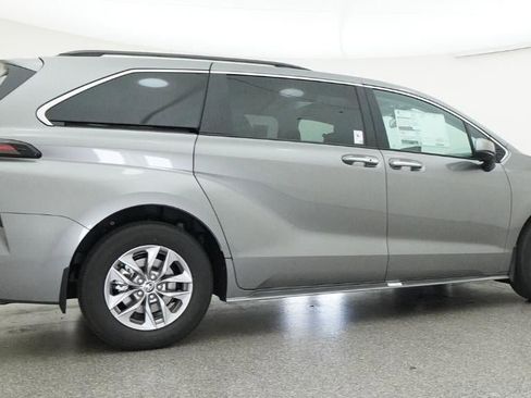 New 2026 Toyota Sienna XLE image 26