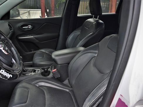 Used 2019 Jeep Cherokee Limited FWD image 9
