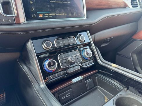 Used 2023 GMC Yukon Denali Ultimate image 12