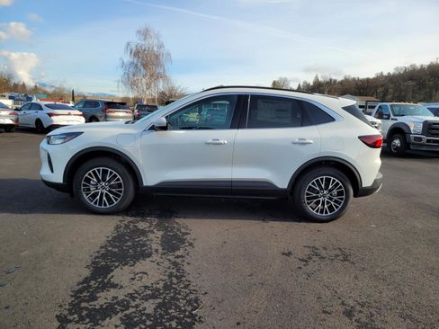 New 2025 Ford Escape SE w/ Class II Trailer Tow Package FWD image 8