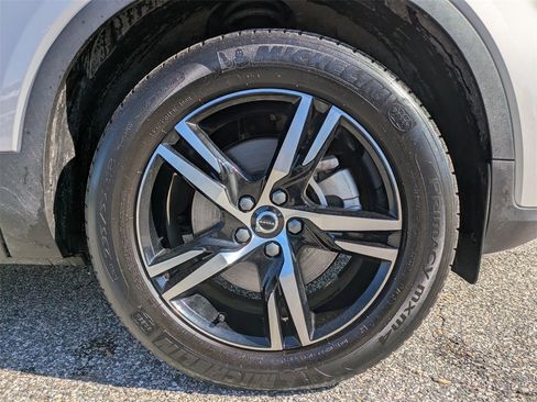 Certified 2025 Volvo XC40 B5 Core image 11