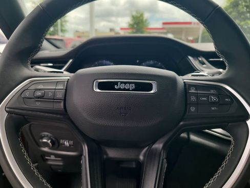 Used 2025 Jeep Grand Cherokee L Laredo AWD/4WD image 12
