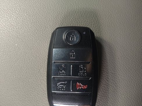 Used 2017 Kia Sedona LX w/ LX Essentials Premium Package FWD image 32