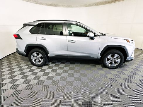 Used 2022 Toyota RAV4 XLE w/ Convenience Package FWD image 2