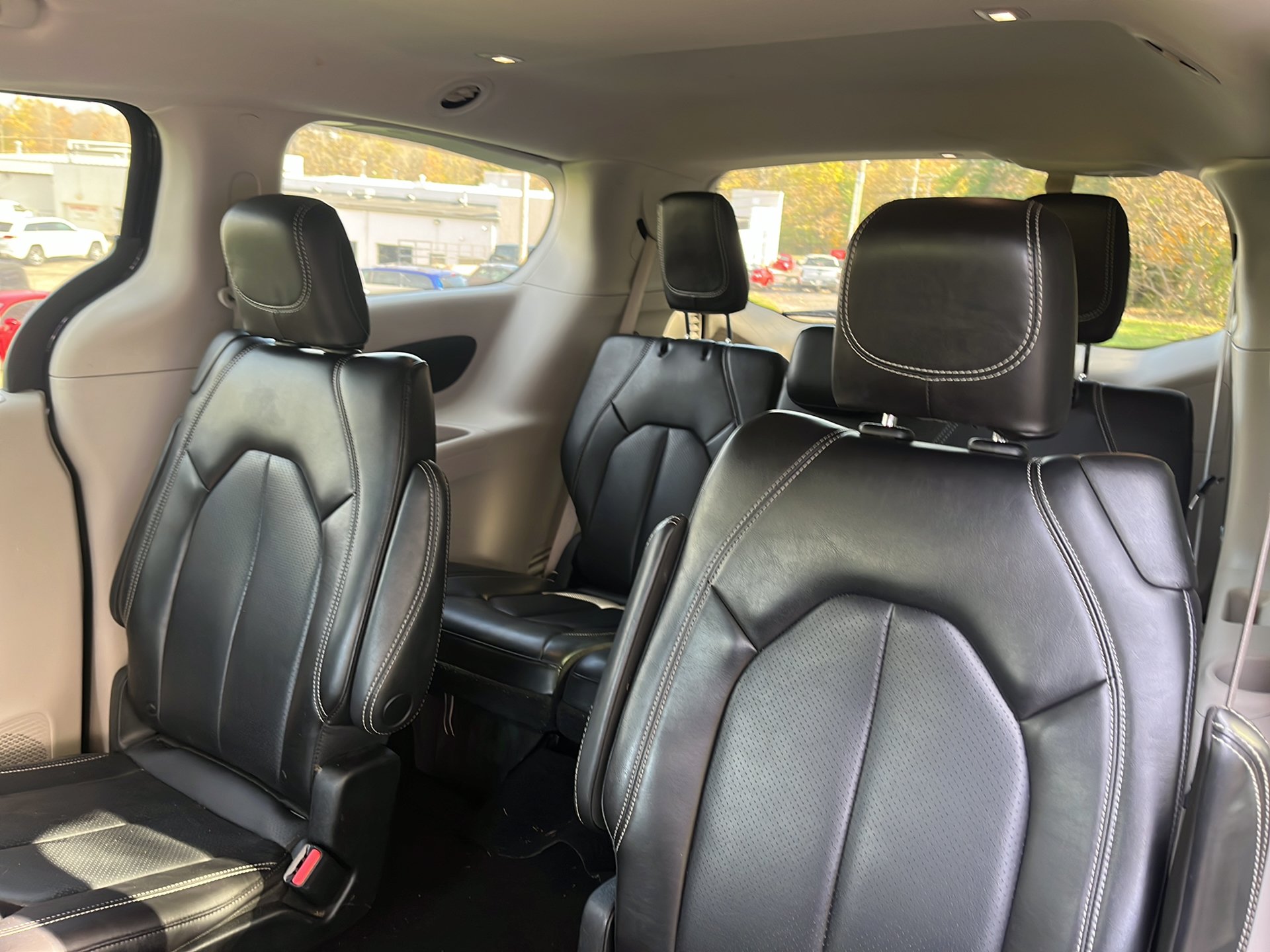 Used 2023 Chrysler Pacifica Touring-L FWD image 15