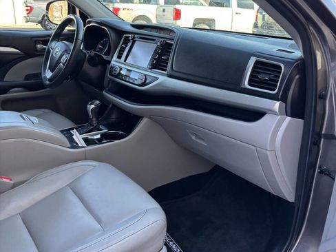 Used 2016 Toyota Highlander XLE image 17