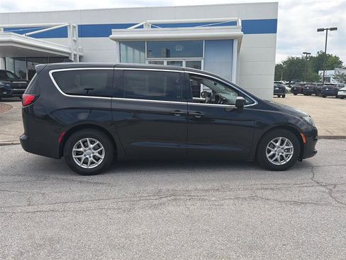 Used 2017 Chrysler Pacifica Touring FWD image 4