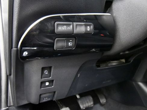 Used 2022 Toyota Prius Prime XLE FWD image 19