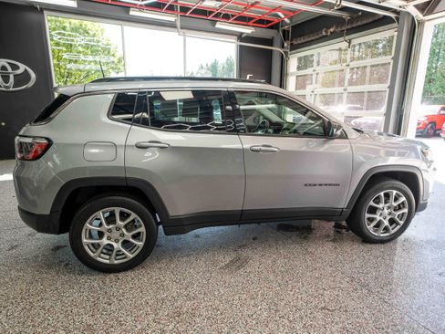 Used 2022 Jeep Compass Latitude image 4