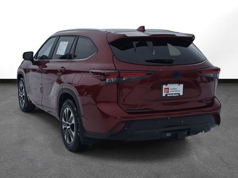 Certified 2024 Toyota Highlander XLE image 9