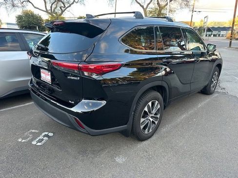Certified 2022 Toyota Highlander XLE image 3