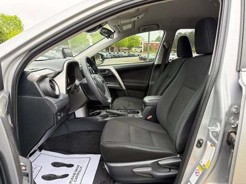 Used 2018 Toyota RAV4 LE FWD image 13