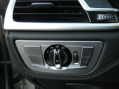 Used 2020 BMW 750i xDrive w/ Executive Package image 78