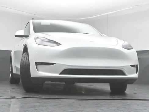 Used 2023 Tesla Model Y Long Range image 32