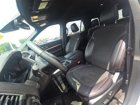 Used 2018 Ford Explorer XLT w/ Equipment Group 202A AWD/4WD image 27