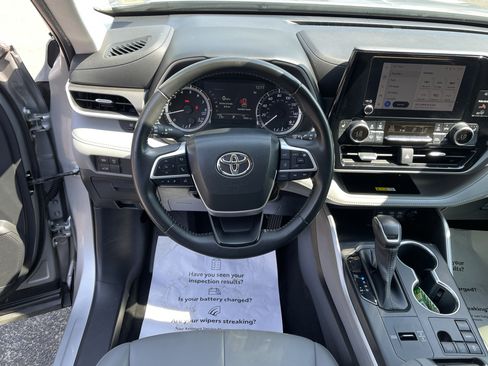 Used 2023 Toyota Highlander XLE FWD image 12