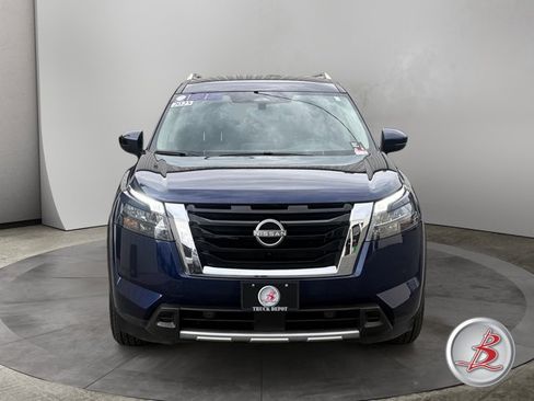 Used 2025 Nissan Pathfinder SL AWD/4WD image 2