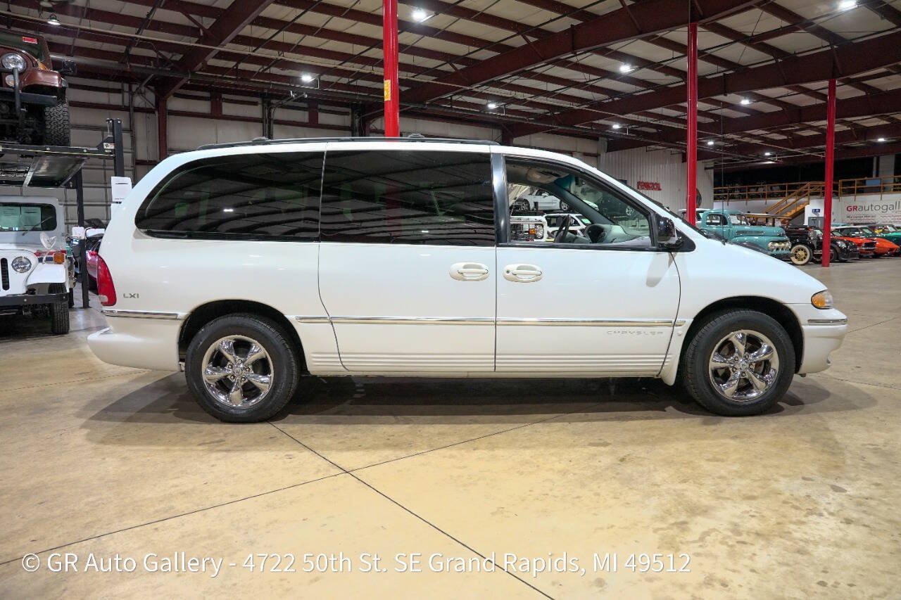 Used 1997 Chrysler Town & Country LXi FWD image 9