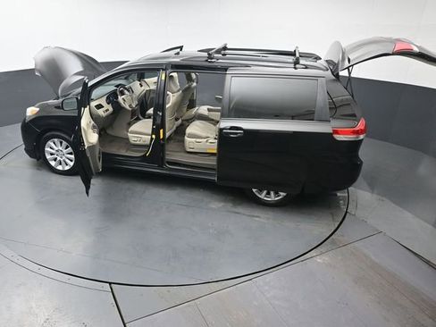 Used 2013 Toyota Sienna Limited w/ Premium Pkg image 42