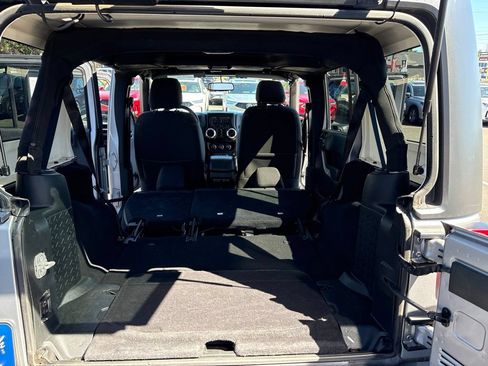 Used 2018 Jeep Wrangler Unlimited Sahara AWD/4WD image 31
