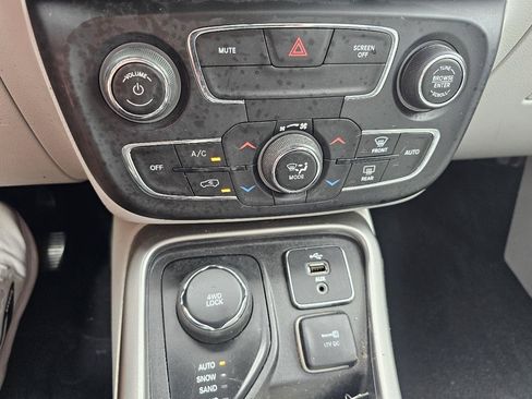 Used 2018 Jeep Compass Latitude w/ Popular Equipment Group AWD/4WD image 17