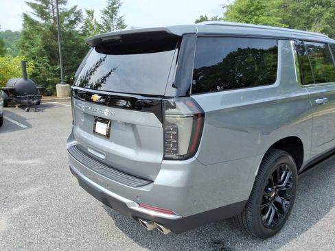 Certified 2026 Chevrolet Suburban High Country AWD/4WD image 16