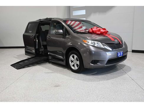 Used 2017 Toyota Sienna LE FWD image 2