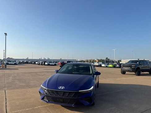 Used 2025 Hyundai Elantra SEL FWD image 6