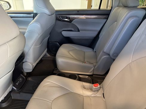 Used 2023 Toyota Highlander Limited image 14