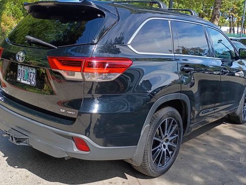 Used 2017 Toyota Highlander SE AWD/4WD image 4