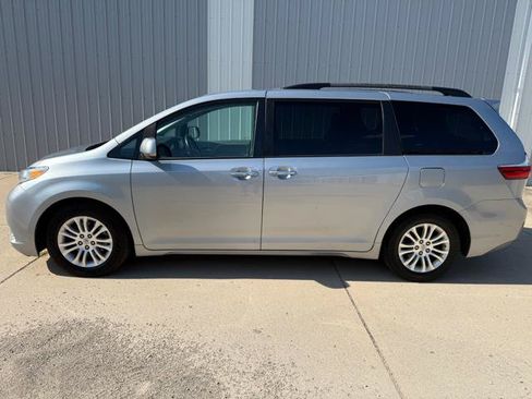 Used 2015 Toyota Sienna XLE FWD image 1