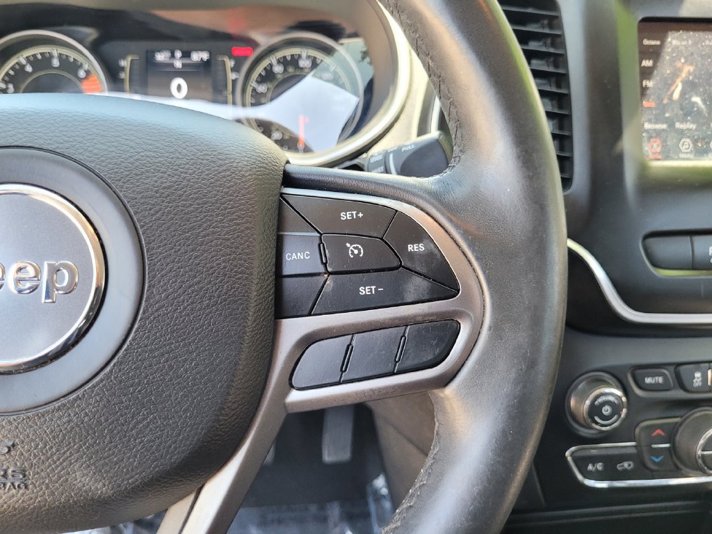 Used 2019 Jeep Cherokee Latitude Plus w/ Comfort/Convenience Group FWD image 26