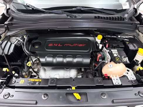 Used 2015 Jeep Renegade Latitude FWD image 7