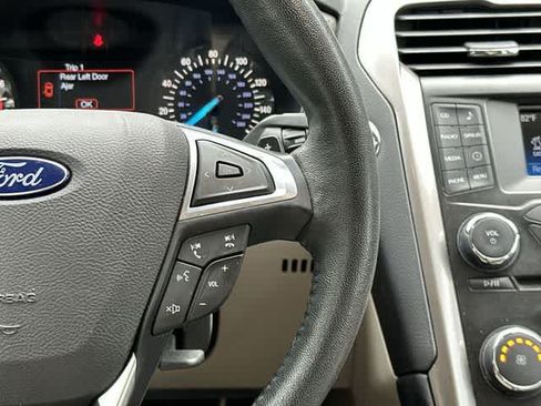 Used 2017 Ford Fusion SE FWD image 9