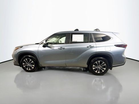 Used 2024 Toyota Highlander XLE image 4