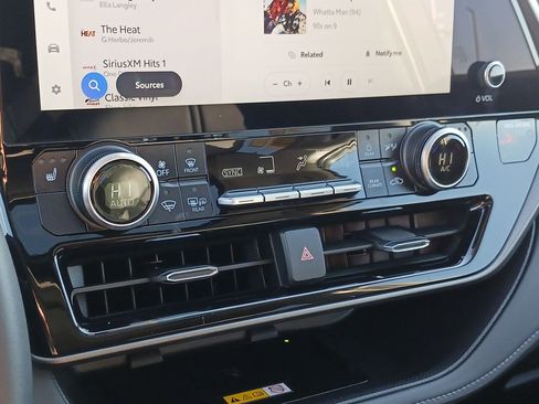 Used 2025 Toyota Highlander XLE image 26