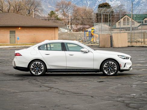 Used 2025 BMW i5 xDrive40 w/ Premium Package image 4