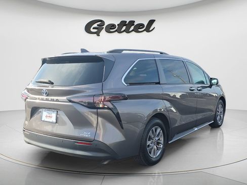 Used 2023 Toyota Sienna XLE FWD image 5