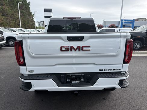 Used 2025 GMC Sierra 1500 AT4 w/ AT4 Premium Package AWD/4WD image 9