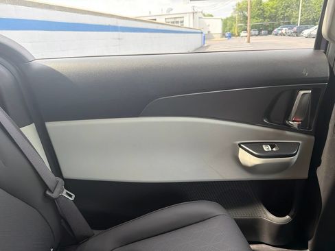 Used 2024 Kia Carnival LX FWD image 19
