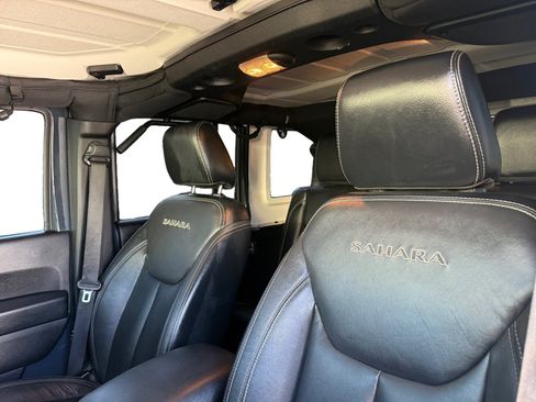 Used 2016 Jeep Wrangler Unlimited Sahara w/ Connectivity Group AWD/4WD image 10