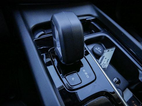 Used 2025 Volvo XC60 B5 Plus image 23