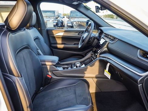 New 2025 Jeep Grand Cherokee Altitude image 18