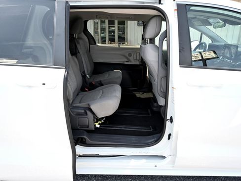Used 2021 Toyota Sienna LE image 38